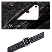 Borsa in pelle nera con cerniera, telefono inserito nella tasca. Cinturino regolabile con fibbia in metallo. Accessorio moda elegante e funzionale.