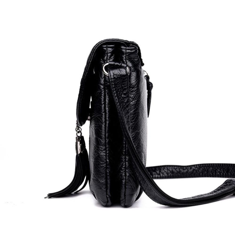 Borsa a tracolla in pelle nera, design elegante con cerniera e nappina decorativa. Accessorio moda donna, ideale per ogni occasione.