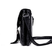 Borsa a tracolla in pelle nera, design elegante con cerniera e nappina decorativa. Accessorio moda donna, ideale per ogni occasione.