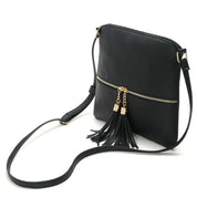 Borsa a tracolla nera in pelle sintetica con cerniera dorata e nappine decorative. Design elegante, ideale per moda femminile e accessori.