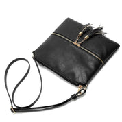 Borsa a tracolla in pelle nera con cerniera dorata e nappine decorative. Design elegante, ideale per moda donna e accessori di tendenza.