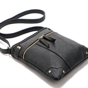 Borsa a tracolla in pelle nera con cerniera dorata e dettagli borchiati, design elegante e moderno, ideale per moda femminile e accessori.