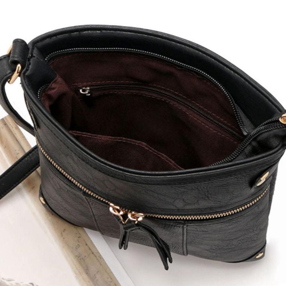 Borsa a tracolla in pelle nera con cerniera dorata, tasche interne, design elegante. Accessorio moda donna, ideale per ogni occasione.