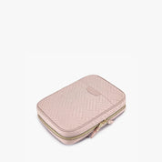 Custodia rosa trapuntata per laptop, design elegante con cerniera dorata, ideale per protezione e trasporto sicuro di dispositivi elettronici.