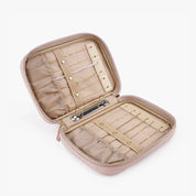 Custodia portagioie da viaggio in pelle rosa, con scomparti per collane e anelli, design compatto e chiusura a zip, ideale per organizzare gioielli.