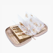 Custodia portagioie da viaggio beige con cerniera, scomparti trasparenti per orecchini, anelli e collane. Organizzatore compatto e elegante.