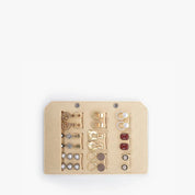 Portagioie in tessuto beige con scomparti per orecchini e anelli, design elegante, ideale per organizzare gioielli, accessorio da viaggio.