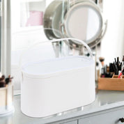 Contenitore cosmetici bianco con coperchio trasparente su tavolo da trucco, organizzatore portatile per trucchi, accessori bellezza, design moderno.