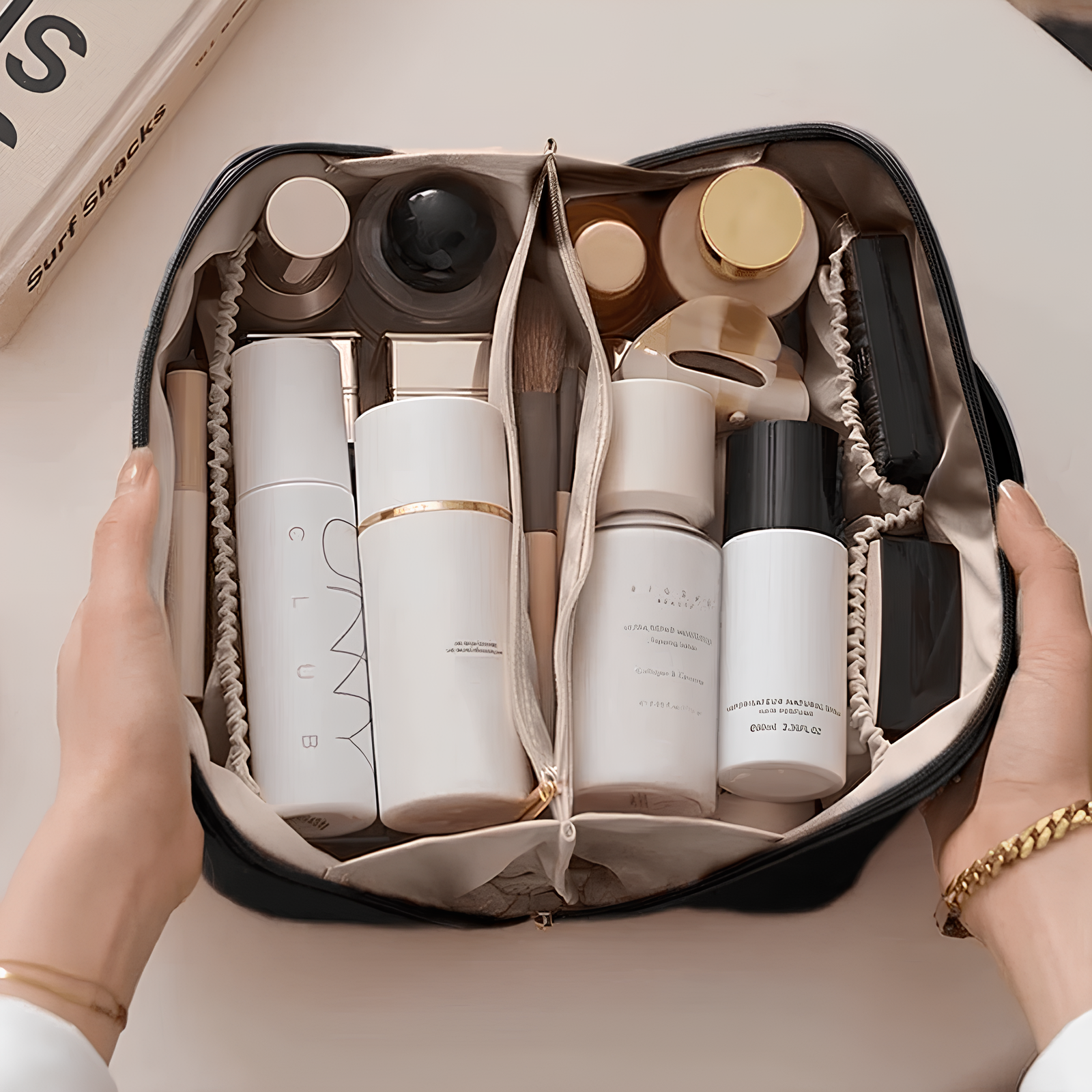 Borsa cosmetica aperta con flaconi di skincare e trucco, pennelli e accessori. Organizzazione prodotti bellezza, viaggio, cura personale.