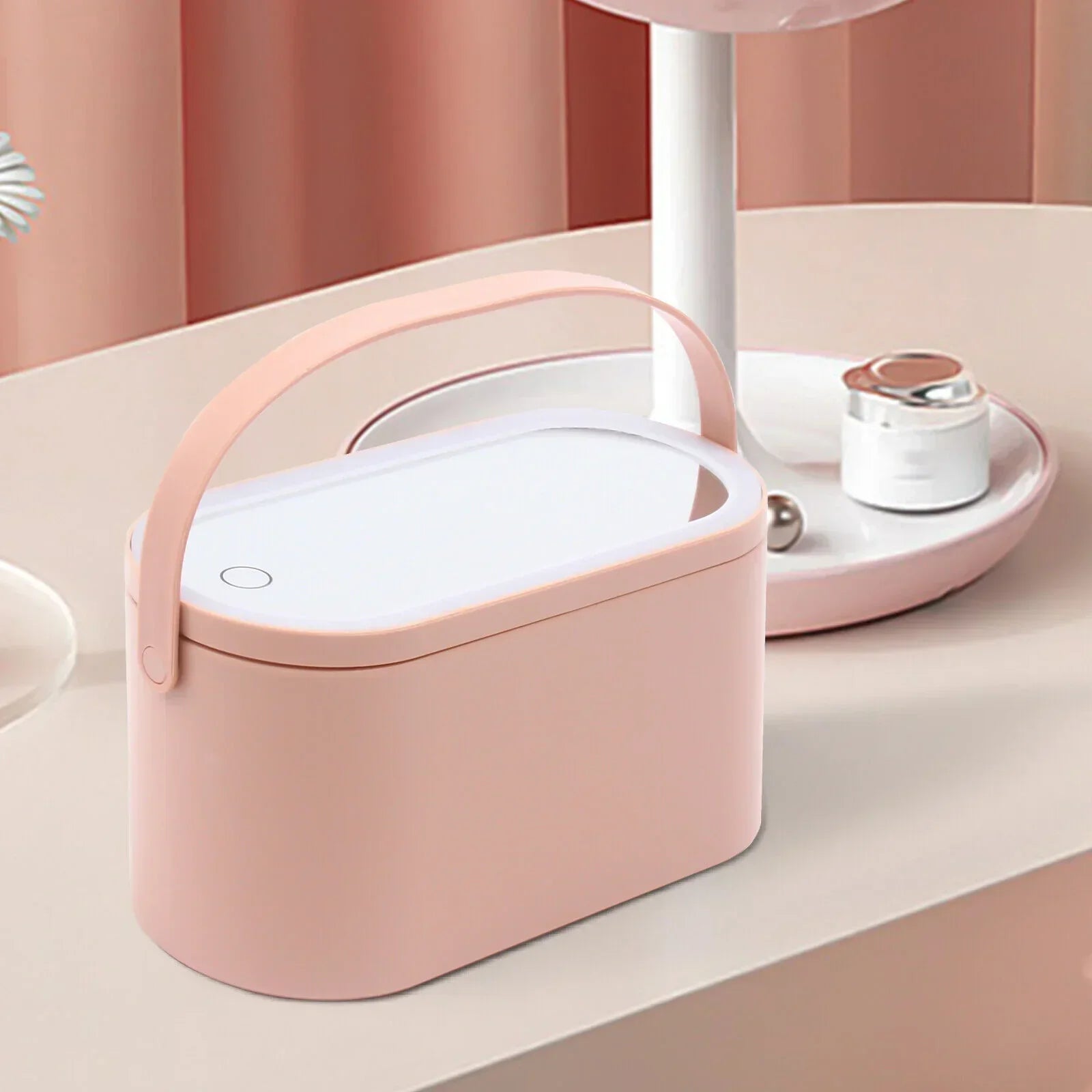 Contenitore termico rosa con manico, design moderno, su tavolo beige. Ideale per cibo, pranzo al sacco. Accessorio cucina elegante e funzionale.