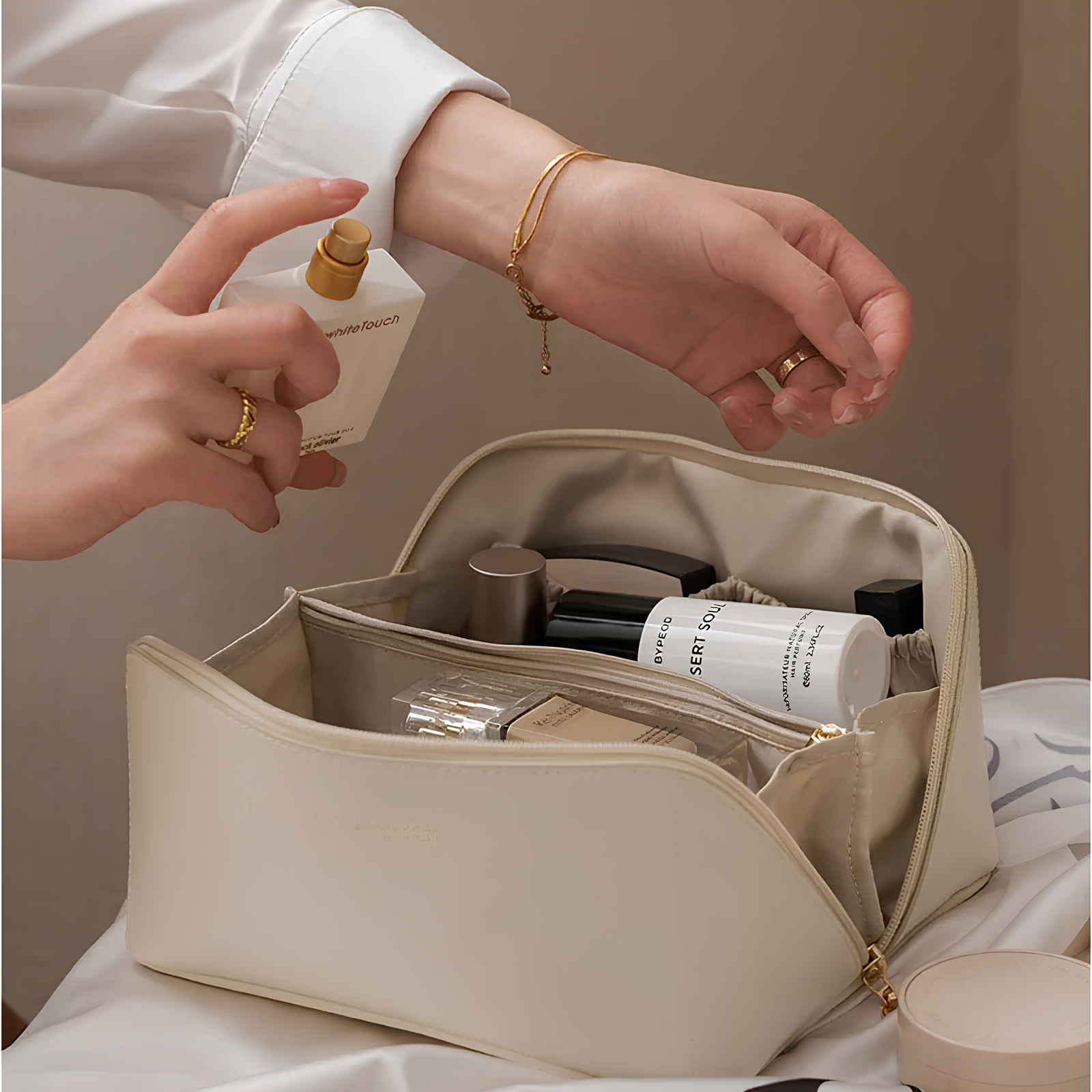 Astuccio cosmetico beige aperto con prodotti di bellezza, flaconi e creme. Mani femminili applicano siero. Accessori eleganti, cura della pelle.