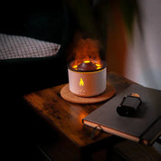 Diffusore di aromi a forma di vulcano su tavolino in legno, emette vapore e luce calda. Accessorio elegante per aromaterapia e decorazione d'interni.
