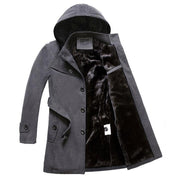 Cappotto invernale uomo grigio con cappuccio, interno in pelliccia sintetica, chiusura a bottoni, elegante e caldo, ideale per moda autunno inverno.