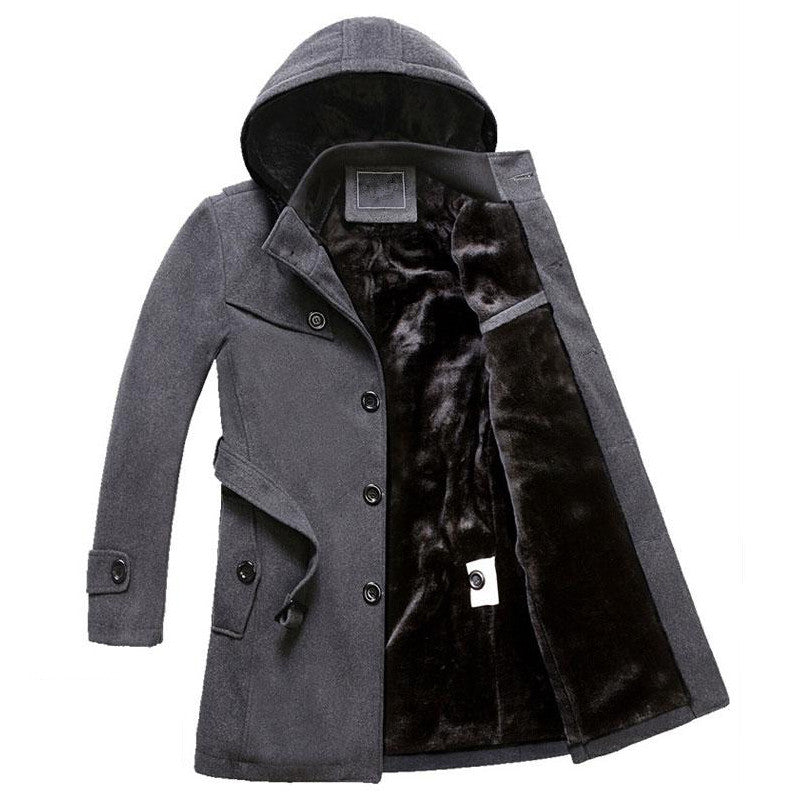 Cappotto invernale uomo grigio con cappuccio, interno in pelliccia sintetica, chiusura a bottoni, elegante e caldo, ideale per moda autunno inverno.