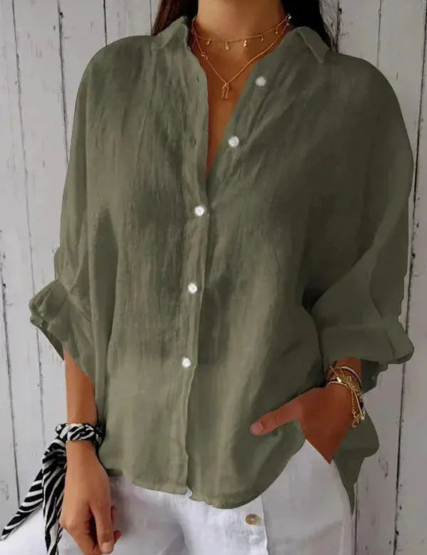 Camicia donna verde oliva in lino, maniche lunghe, bottoni bianchi, stile casual, abbinata a pantaloni bianchi. Moda estiva elegante.