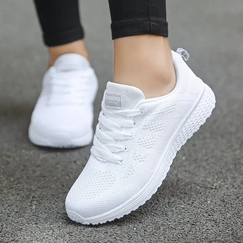 Scarpe da ginnastica bianche unisex, design traspirante, suola antiscivolo, ideali per corsa e sport. Comfort e stile per attività all'aperto.