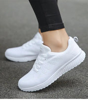 Scarpe da ginnastica bianche da donna, design traspirante, suola antiscivolo, ideali per corsa e fitness. Stile casual e sportivo.