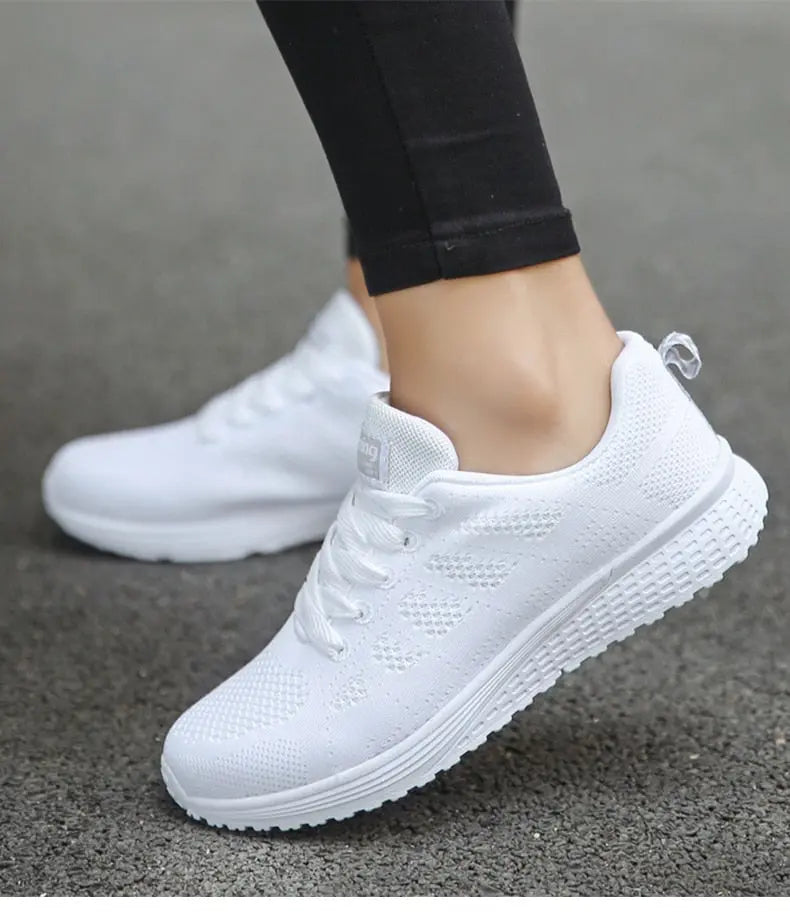 Scarpe da ginnastica bianche da donna, design traspirante, suola antiscivolo, ideali per corsa e fitness. Stile casual e sportivo.