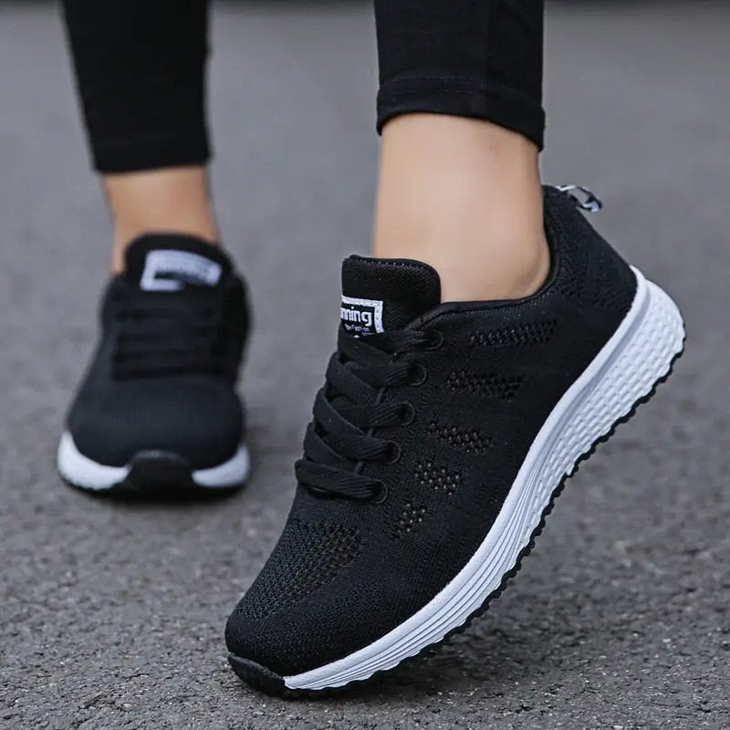 Scarpe da corsa nere unisex, suola bianca antiscivolo, design traspirante, ideali per sport e tempo libero. Comfort e stile per ogni occasione.