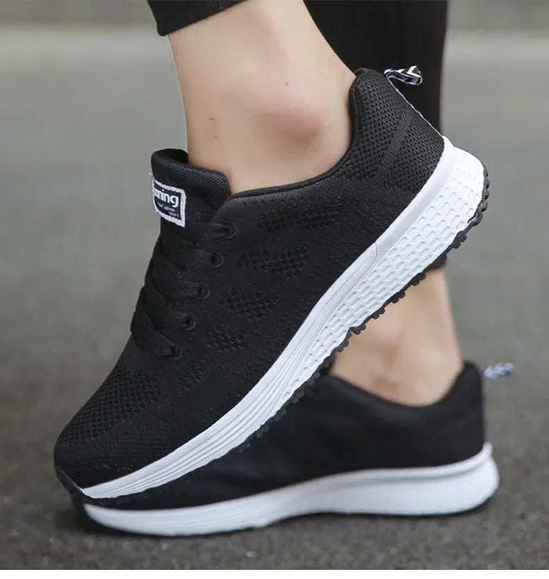 Scarpe da ginnastica nere unisex, suola bianca antiscivolo, design traspirante, ideali per corsa e sport. Comfort e stile casual.