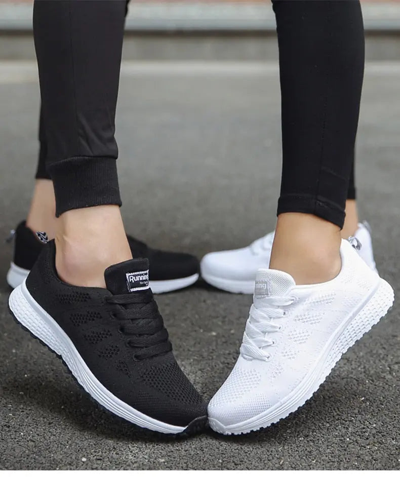Scarpe da corsa unisex nere e bianche, design traspirante, suola antiscivolo, ideali per sport e tempo libero.