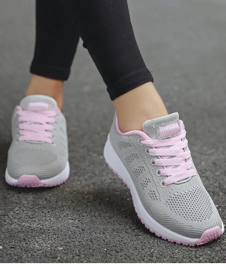 Scarpe da corsa donna grigie e rosa, design traspirante, suola antiscivolo, ideali per jogging e fitness. Comfort e stile sportivo.