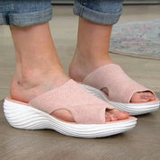 Sandali donna rosa con zeppa bianca, design aperto in maglia traspirante, comodi e alla moda, ideali per l'estate.