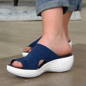 Sandali donna blu con zeppa bianca, design aperto, comodi e alla moda, perfetti per l'estate. Scarpe casual eleganti per passeggiate quotidiane.