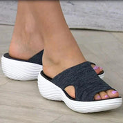 Sandali donna con zeppa alta, colore nero, suola bianca ondulata, design aperto, comodi e alla moda, ideali per l'estate e il tempo libero.