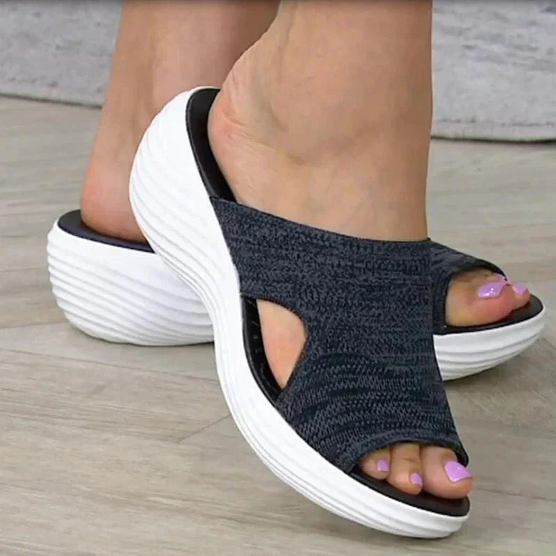 Sandali ortopedici da donna con suola spessa bianca, tomaia in tessuto grigio, design aperto, comodi e alla moda, ideali per camminate estive.