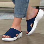 Sandali donna blu con zeppa bianca, design aperto, comodi e alla moda, ideali per l'estate. Scarpe casual perfette per passeggiate e tempo libero.