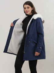 Giacca invernale donna blu con cappuccio foderato in pelliccia bianca, chiusura a zip, tasche laterali, ideale per look casual e caldi.