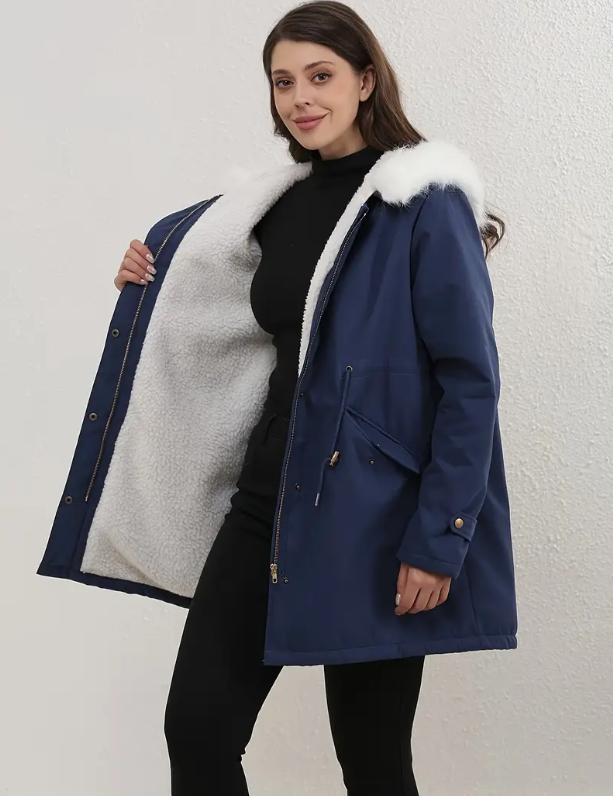 Giacca invernale donna blu con cappuccio foderato in pelliccia bianca, chiusura a zip, tasche laterali, ideale per look casual e caldi.
