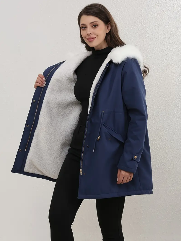 Giacca invernale donna blu con cappuccio foderato in pelliccia bianca, chiusura a zip, tasche laterali, ideale per look casual e caldi.
