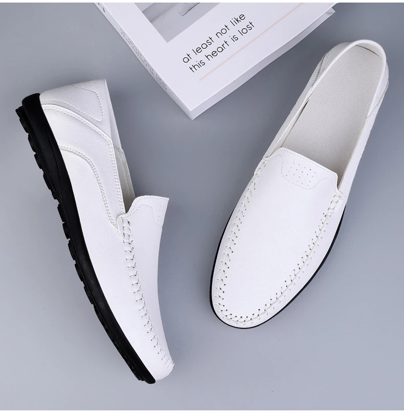 Scarpe mocassini bianche da uomo in pelle sintetica, suola nera antiscivolo, design elegante e moderno, ideali per look casual e formali.