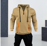 Felpa beige con cappuccio e zip, dettagli arancioni, tasche frontali, cordini neri, stile casual, ideale per moda uomo autunno-inverno.