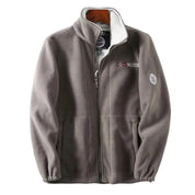 Giacca in pile grigio con zip, colletto alto, logo ricamato, tasche laterali. Abbigliamento invernale caldo, moda uomo, stile casual.