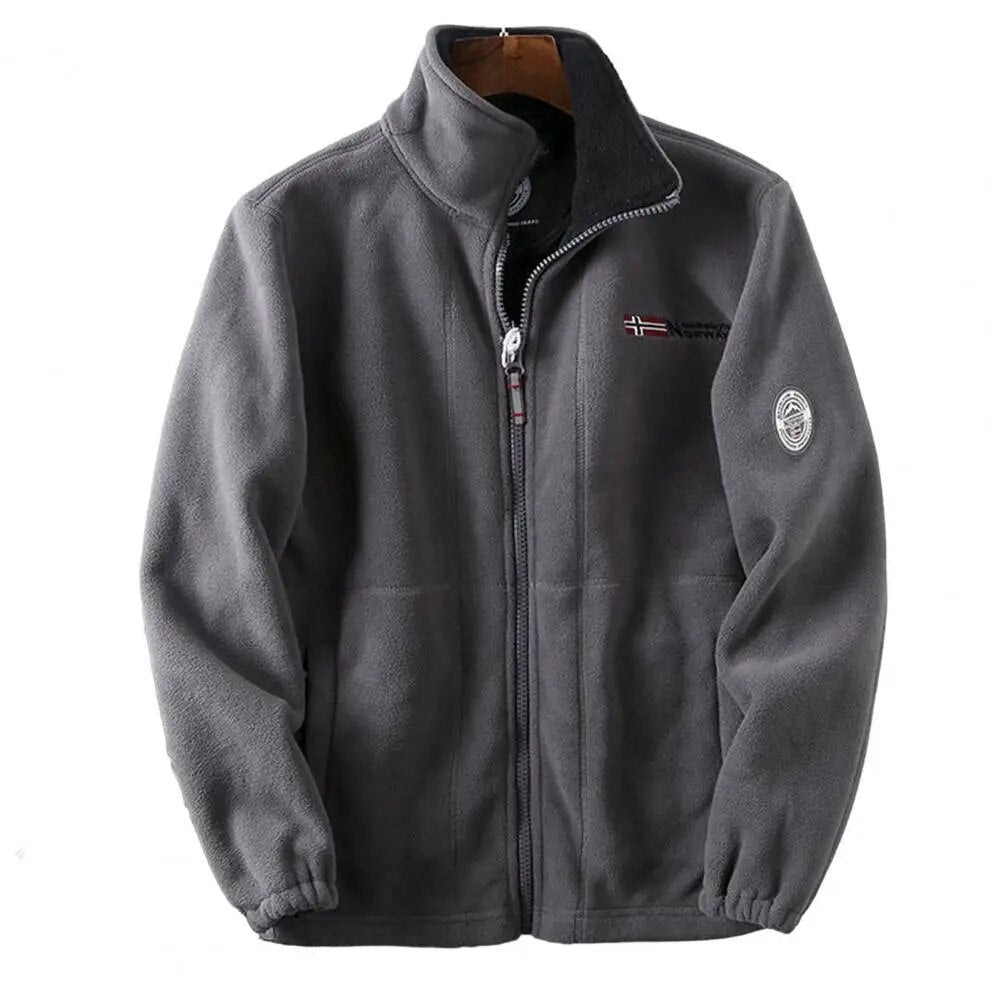 Giacca in pile grigio scuro con zip, colletto alto e logo ricamato. Ideale per l'inverno, moda uomo, abbigliamento casual caldo e confortevole.