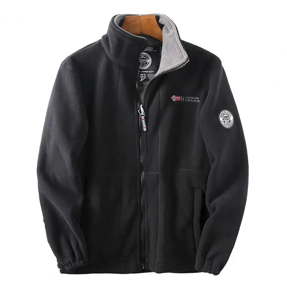 Giacca in pile nero Napapijri da uomo, con zip frontale, logo ricamato, tasche laterali, polsini elasticizzati. Perfetta per l'inverno.