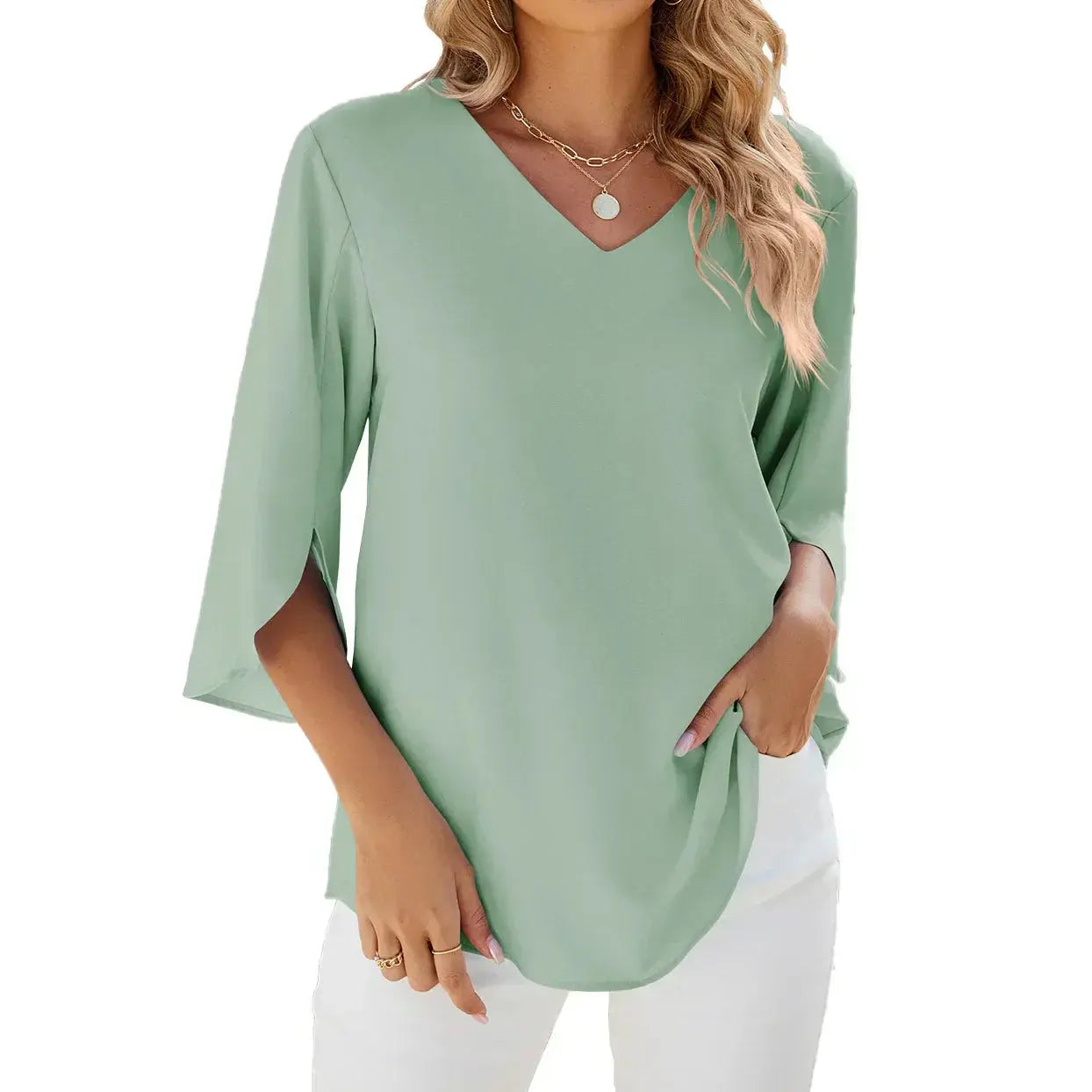 Blusa verde menta da donna con scollo a V, maniche a tre quarti, abbinata a pantaloni bianchi. Stile casual elegante, perfetta per l'estate.