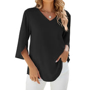 Blusa nera da donna con scollo a V, maniche a 3/4, abbinata a pantaloni bianchi. Elegante e casual, perfetta per ogni occasione.