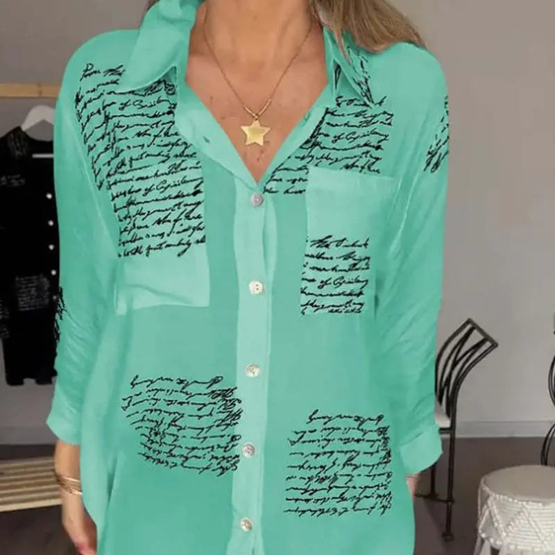 Camicia verde acqua con scritte nere, colletto classico e bottoni frontali. Moda donna, abbigliamento casual elegante, tendenza 2023.