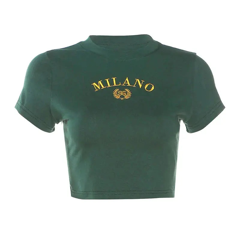 Maglietta corta verde con scritta "Milano" in giallo, design casual, moda donna, cotone, maniche corte, stile urbano, abbigliamento estivo.