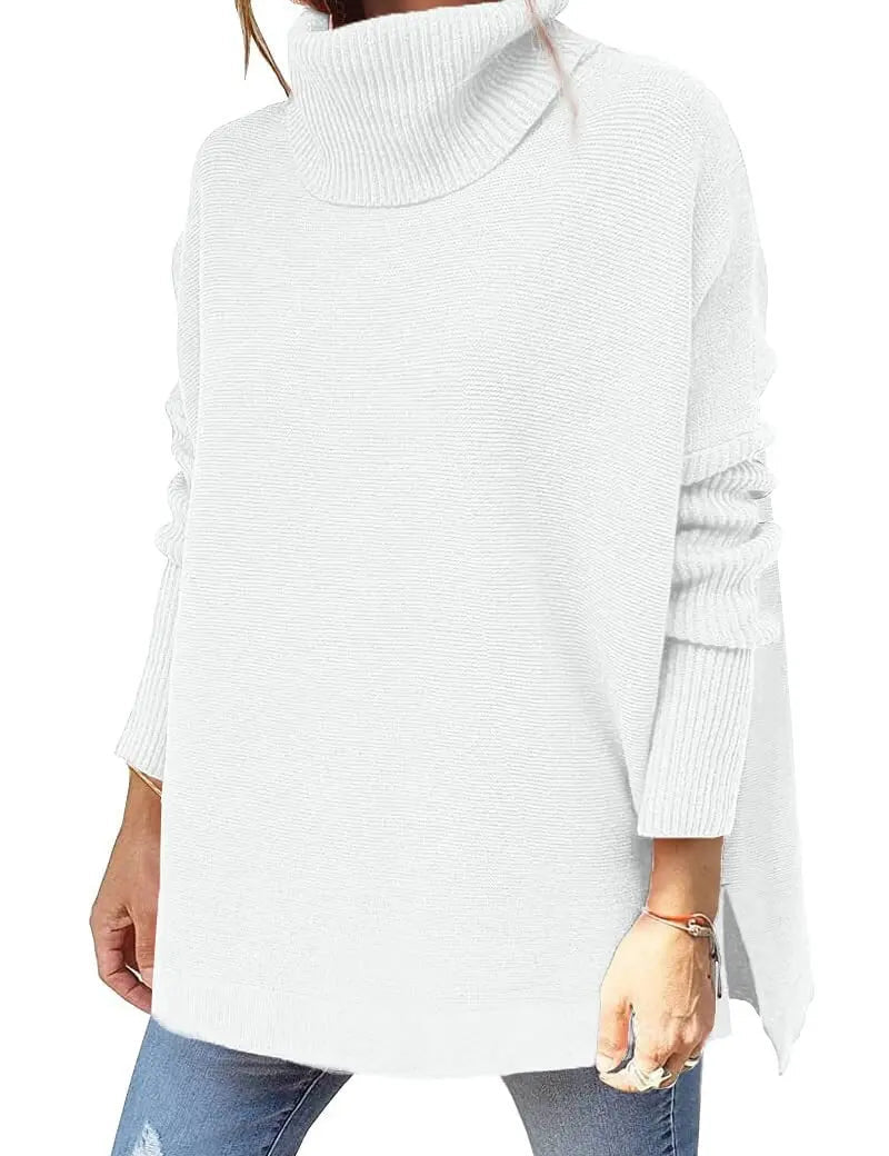Maglione bianco a collo alto da donna, maniche lunghe, stile casual, abbinato a jeans strappati. Moda autunnale, abbigliamento femminile elegante.