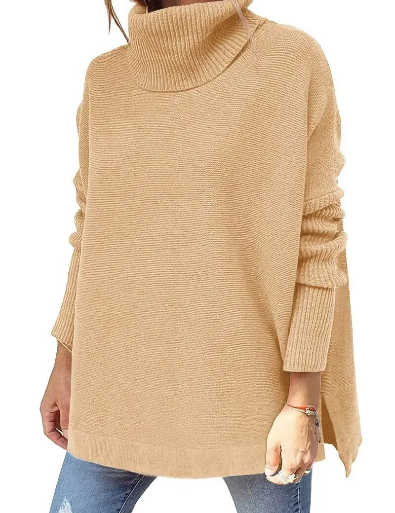 Maglione donna beige a collo alto, maniche lunghe, stile casual, abbinato a jeans strappati. Moda autunnale, abbigliamento femminile elegante.
