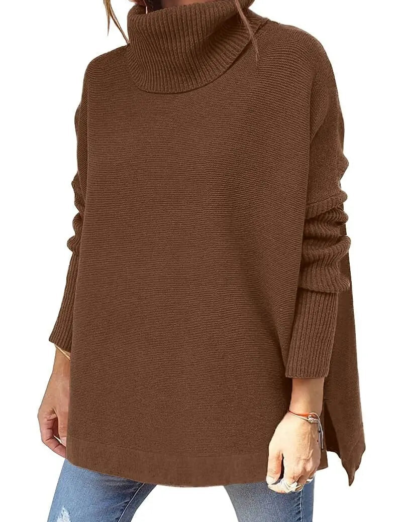 Maglione donna marrone a collo alto, maniche lunghe, stile casual, abbinato a jeans strappati. Moda autunnale, abbigliamento femminile elegante.