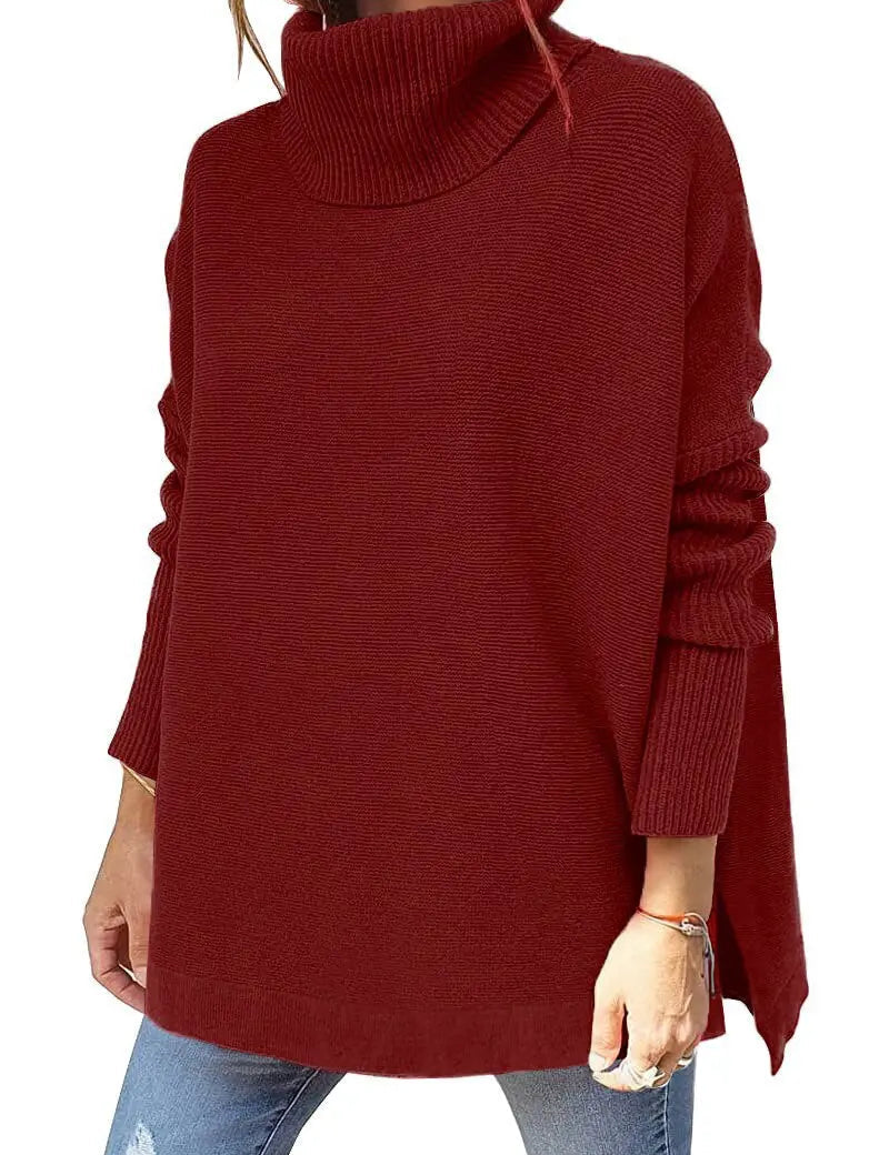 Maglione donna oversize rosso bordeaux, collo alto, maniche lunghe, stile casual, perfetto per autunno e inverno, abbinato a jeans strappati.