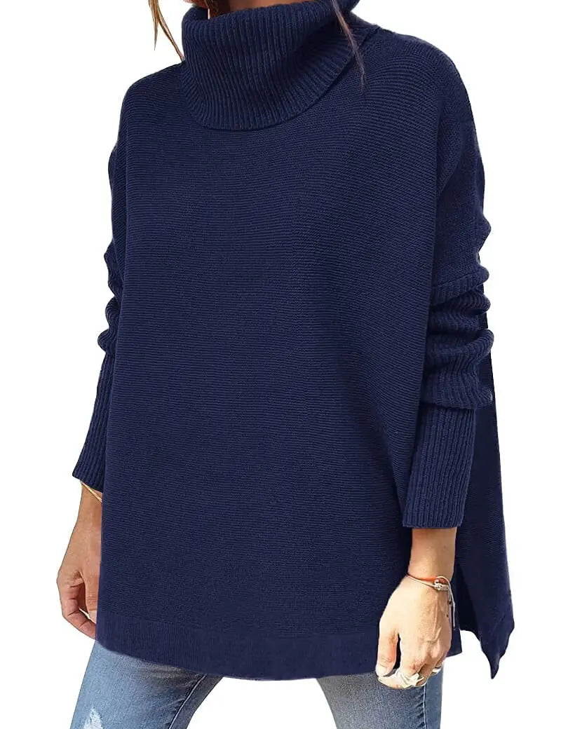 Maglione donna blu scuro a collo alto, maniche lunghe, stile casual, abbinato a jeans strappati. Moda autunnale, abbigliamento femminile elegante.