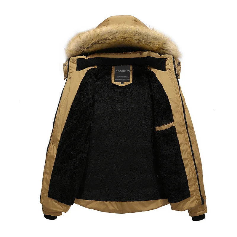 Giacca invernale da uomo beige con cappuccio in pelliccia sintetica, interno foderato in pile nero, ideale per climi freddi. Moda casual e calda.
