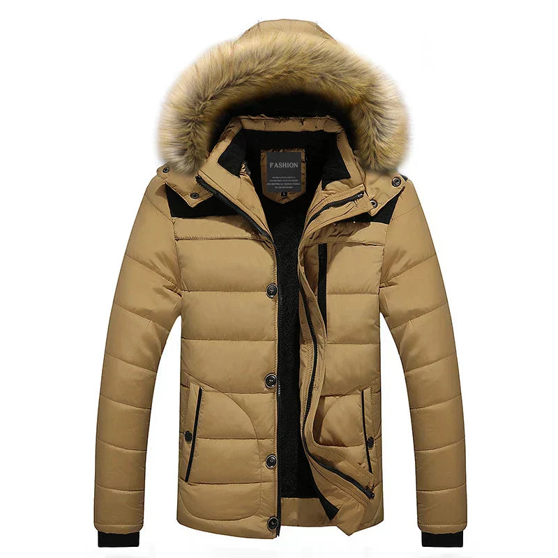 Giacca invernale uomo beige con cappuccio in pelliccia sintetica, imbottitura calda, chiusura a zip, tasche laterali. Moda casual, resistente al freddo.